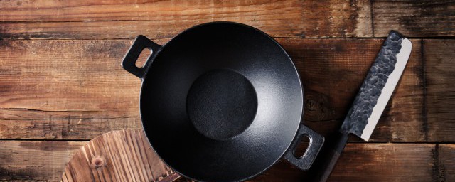鐵鍋糊瞭很黑怎麼清洗 清潔糊瞭的鐵鍋方法