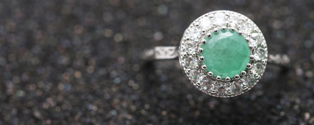 綠翡翠戒面買什麼樣的好處 翡翠戒指的形狀該怎麼選