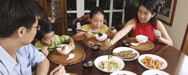 孩子吃飯不懂禮貌怎麼教育 如何教育孩子餐桌禮儀
