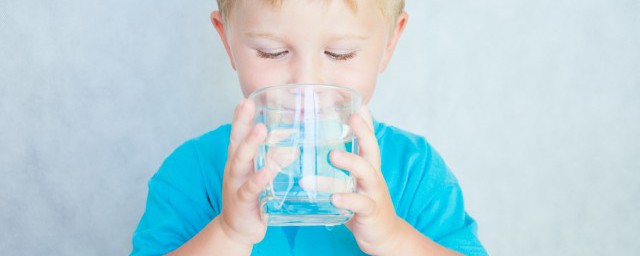 兒童喝水杯什麼材質好 兒童喝水杯用哪種材質好