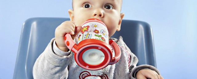 嬰兒水杯是鴨嘴好還是吸管杯 嬰兒適合用鴨嘴杯還是吸管杯