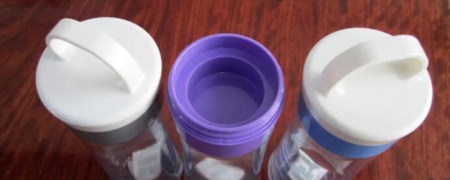 塑料水杯洗不幹凈怎麼辦 塑料水杯洗不幹凈的解決方法