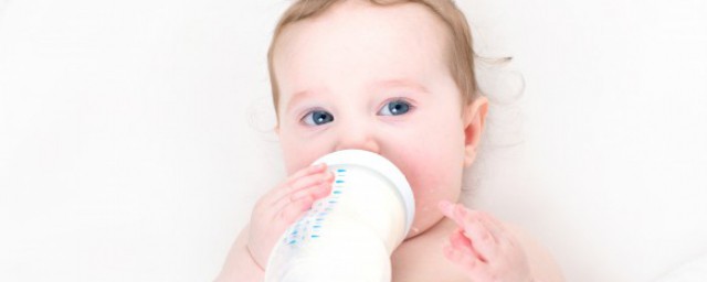 新生兒喝奶粉的正確沖泡方法 教你新生兒喝奶粉的正確沖泡方法