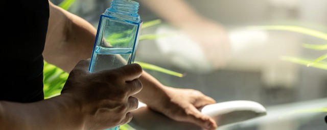 新買的水杯塑料怎麼處理才能喝水 新買的水杯塑料如何處理才能喝水
