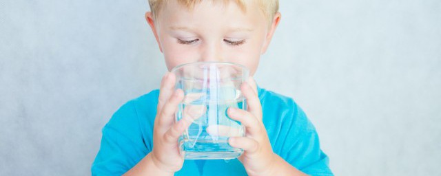 孩子的水杯用什麼材質比較好 孩子的水杯用哪些材質比較好