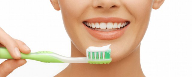 很多人習慣飯後刷牙那吃完飯多久刷牙更合適 飯後刷牙需要間隔多久刷幾分鐘