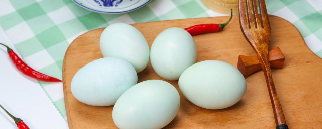 生的咸鴨蛋煮多長時間 生的咸鴨蛋煮的時長