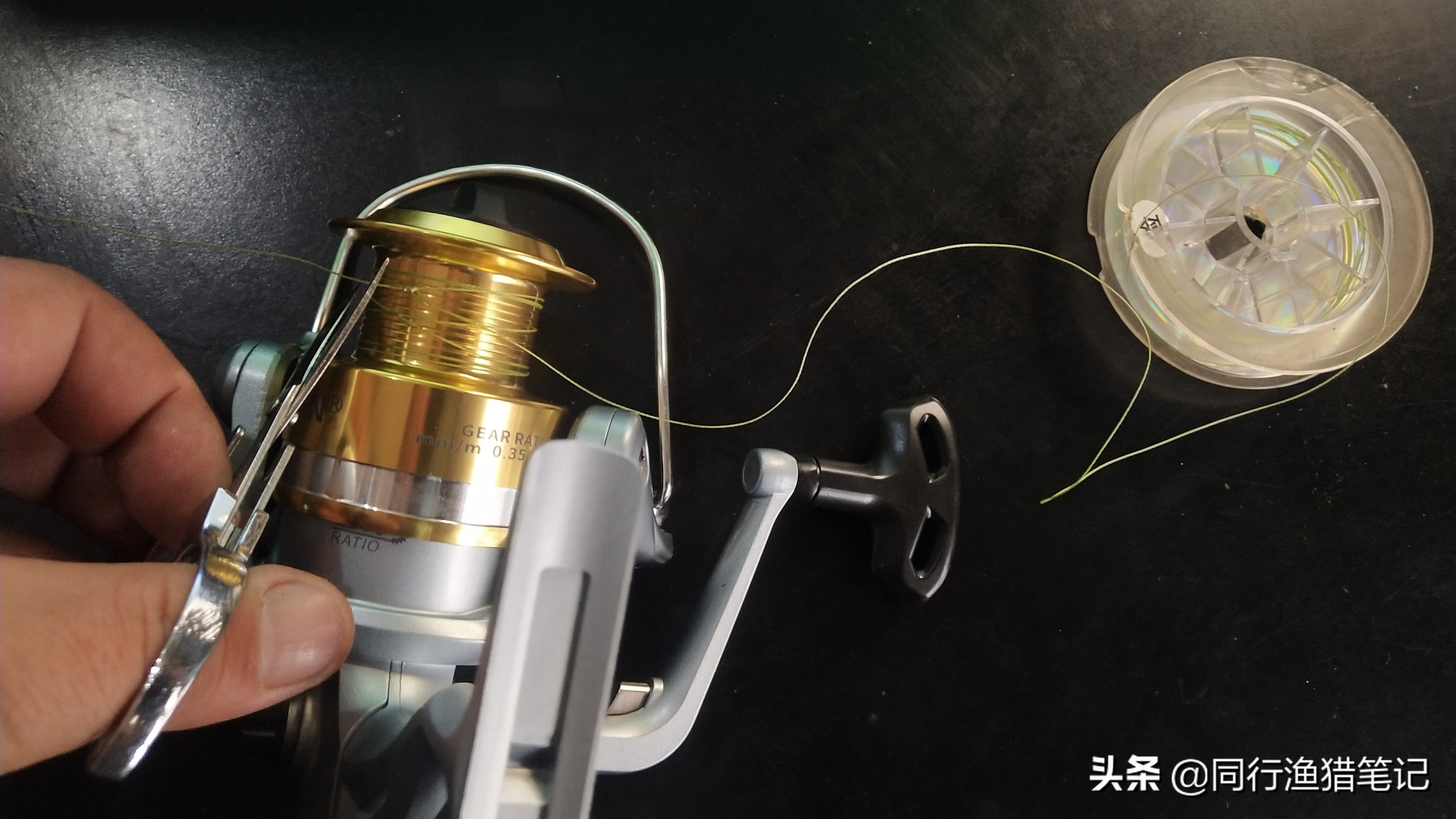 魚輪要怎麼安裝上魚線 路亞竿紡車輪魚線正確安裝方法