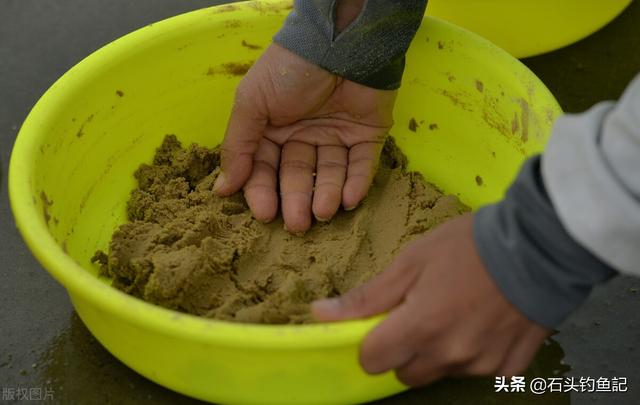 野釣怎麼掛蚯蚓防止小魚鬧窩 避開小魚鬧窩最有效的方法