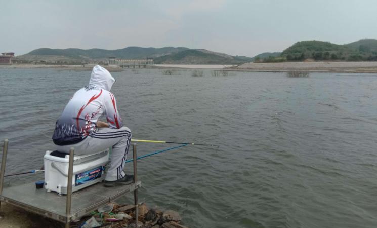 初春夜釣深水還是淺水 早春野釣鯽魚釣多深水