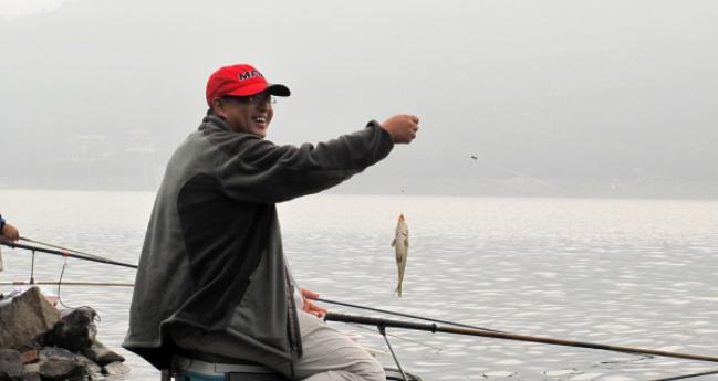 冬天魚塘釣魚釣深還是釣淺 秋冬季節水庫野釣技巧