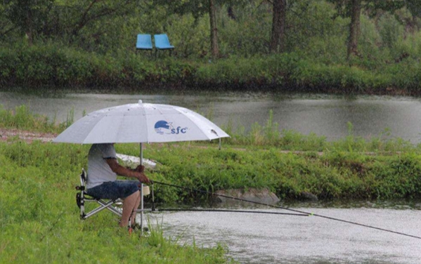 下雨天釣魚好不好釣 下雨釣魚釣遠還是釣近