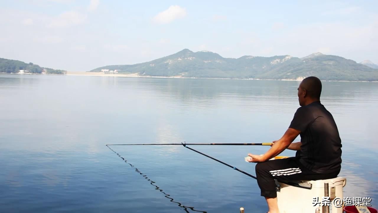 立秋後釣魚釣深還是釣淺 秋天釣魚釣什麼位置