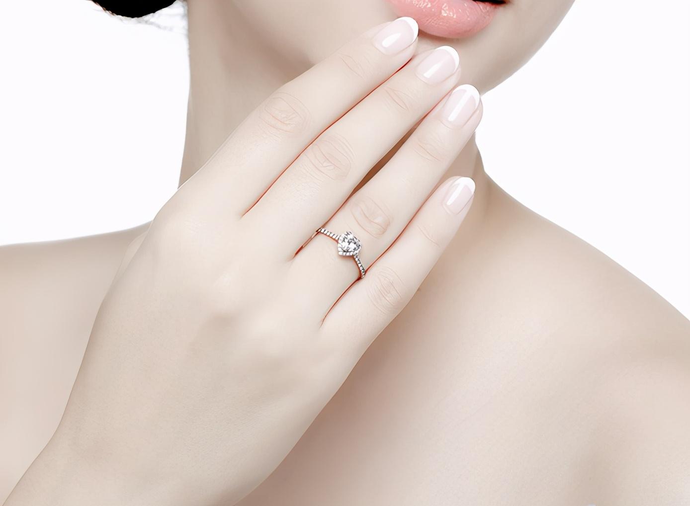 訂婚戒指戴哪個手指 盤點戒指戴在不同手指有什麼意義