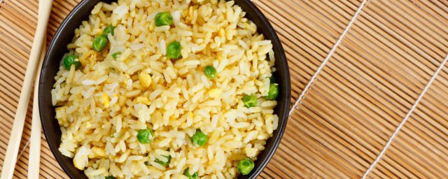 剩米飯怎麼炒好吃 金黃噴香三色炒米飯傢常做法