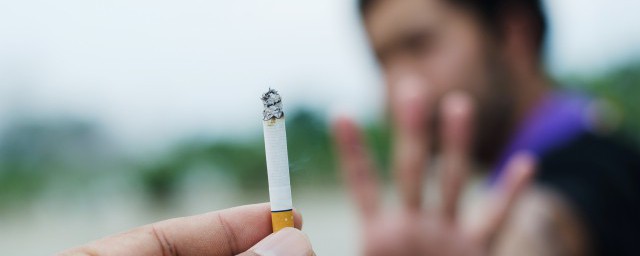 高一孩子抽煙怎麼教育 怎麼跟高一抽煙孩子溝通