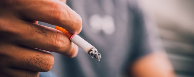 16孩子抽煙該怎麼教育 該怎麼教育16孩子抽煙