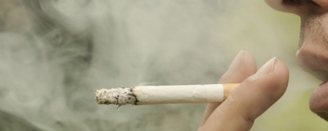 青春期孩子抽煙怎麼辦 青春期孩子抽煙傢長的正確做法