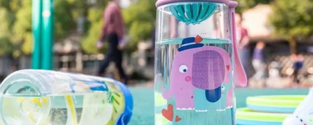 夏季兒童飲水杯什麼塑料材質的好 夏季兒童飲水杯啥塑料材質的好