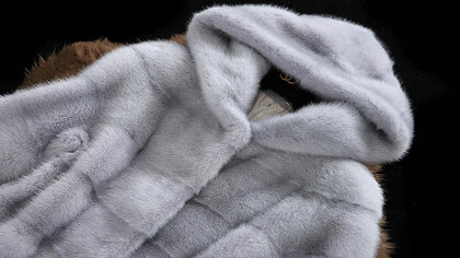 貂皮大衣和羽絨服相比哪個暖和