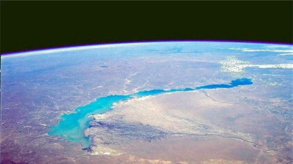巴爾喀什湖東咸西淡的原因是什麼