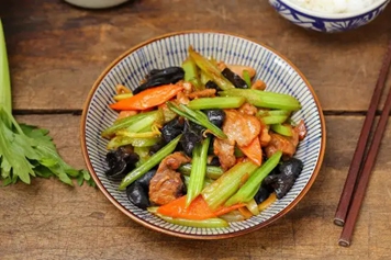 木耳和芹菜一起吃的功效與作用、禁忌和食用方法
