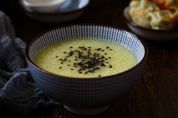 黑芝麻小米粥的功效與作用、禁忌和食用方法