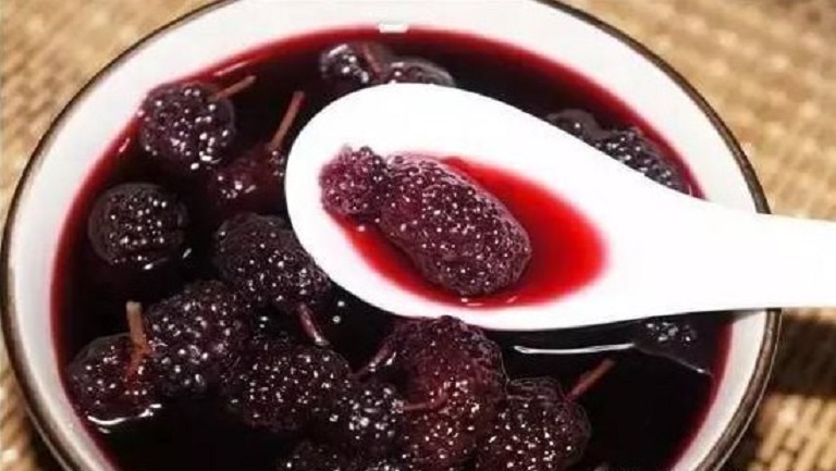 幹桑葚泡水喝的功效與作用、禁忌和食用方法