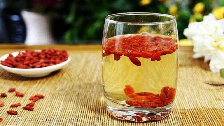 泡枸杞水喝的功效與作用、禁忌和食用方法