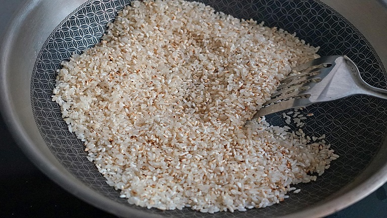 炒大米泡水喝的功效與作用、禁忌和食用方法