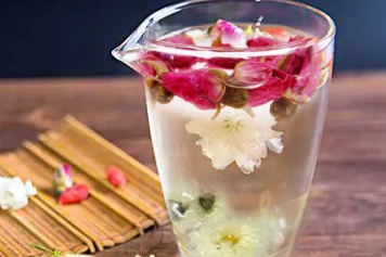 白菊花和玫瑰花泡水喝的功效與作用、禁忌和食用方法