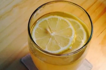 新鮮檸檬水的功效與作用、禁忌和食用方法
