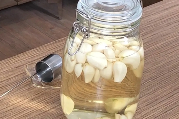 白酒加蒜頭喝的功效與作用、禁忌和食用方法