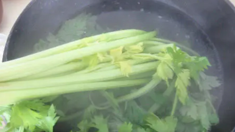 芹菜根煮水的功效與作用、禁忌和食用方法